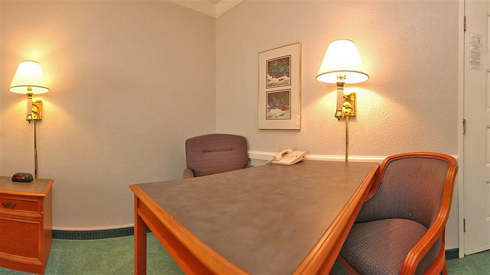 La Quinta Inn By Wyndham Indianapolis Airport Lynhurst Eksteriør billede